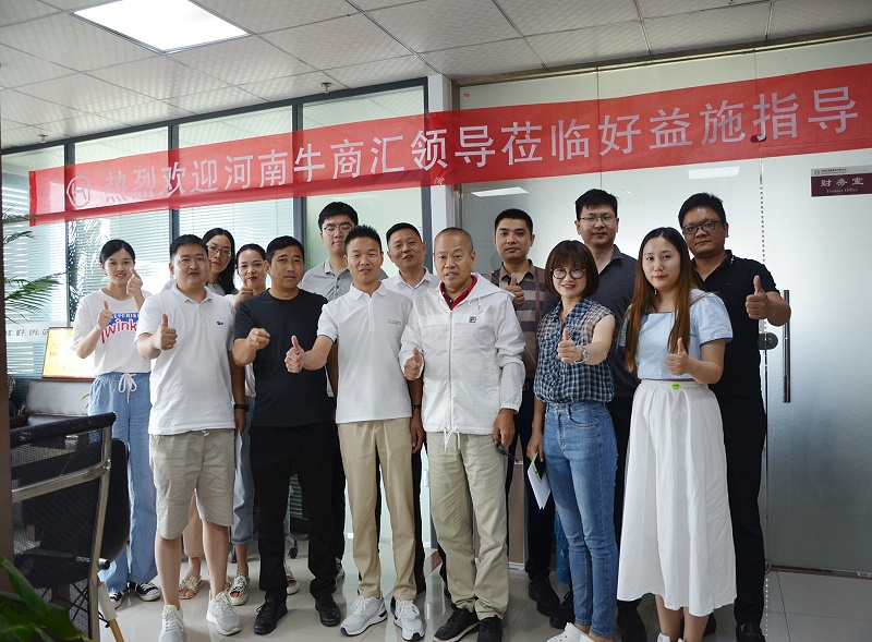 雄獅戰(zhàn)隊(duì)成員合照留念 雄獅戰(zhàn)隊(duì)成員合照留念
